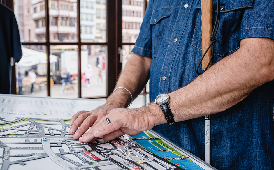 Stadtplan_von_sehbehinderter_Person_erfühlt_©_Andi_Weiland