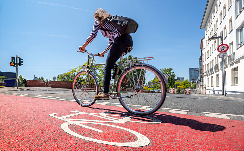 Radfahrerin_auf_rotem_Fahrradstreifen_©_Umweltamt_Frankfurt_am _Main,Foto:Eckhard_Krumpholz