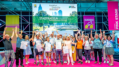 Gewinner:innen und Laudatoren von Stadtradeln auf der Bühne der EUROBIKE © Stadt Frankfurt am Main, Foto: Eckhard Krumpholz