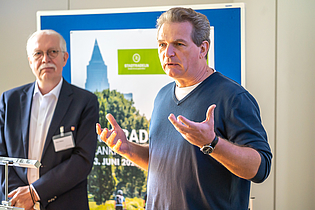 Preisverleihung Stadtradeln Claus Möbius und Herr Brose vom Klima-Bündnis e. V. © Eckhard Krumpholz
