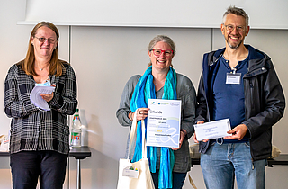 Preisverleihung Stadtradeln Frau Schlächter mit Frau Gindl und Herrn Trieschmann von den Industrieparkradlern © Eckhard Krumpholz