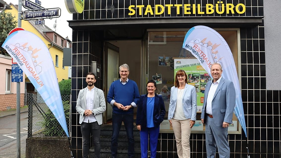 Vor dem Stadtteilbüro stehen René Schmidt, Hans-Georg Dannert, Rosemarie Heilig, Karin Gerhardt, Carsten Tum © Innovation City Management