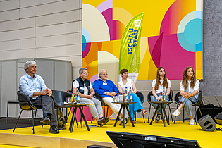 Preisverleihung STADTRADELN 2025, Podium Heiko Nickel, Dr. Susanne Neumann, Dorothee Allekotte, Friedericke Lebus, Lisa Spiegel, Tina Zapf-Rodríguez© Stadt Frankfurt, Foto: Eckhard Krumpholz
