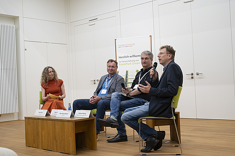 Podium A. Wick (Hessischer Rundfunk), Volker Klös (Sonneninitiative e.V.), H-G Dannert (Klimareferat), Andreas Heming (FraBeG) © Umweltamt Frankfurt am Main