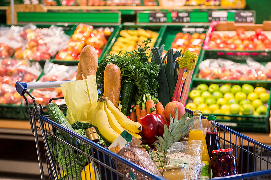 Einkaufswagen im Markt © Adobe Stock, Foto Benjamin Nolte