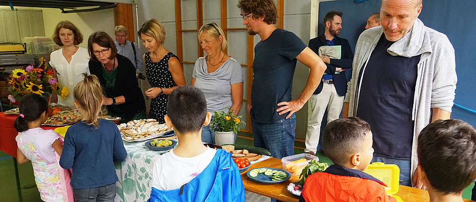 Kinder und Erwachsene mit gesundem Frühstück © Foto: Jana Leoni Kinder und Erwachsene mit gesundem Frühstück © Foto: Jana Leoni