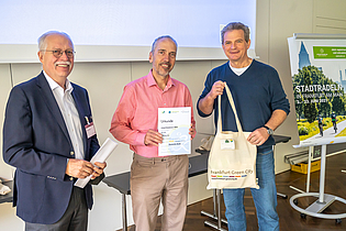 Preisverleihung Stadtradeln Claus Möbius mit Herr Brose und Herrn Dummert (Deutsche Bank) © Eckhard Krumpholz